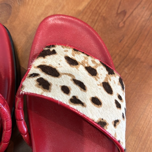 Donald Pliner slides with animal print. - Picture 4 of 8